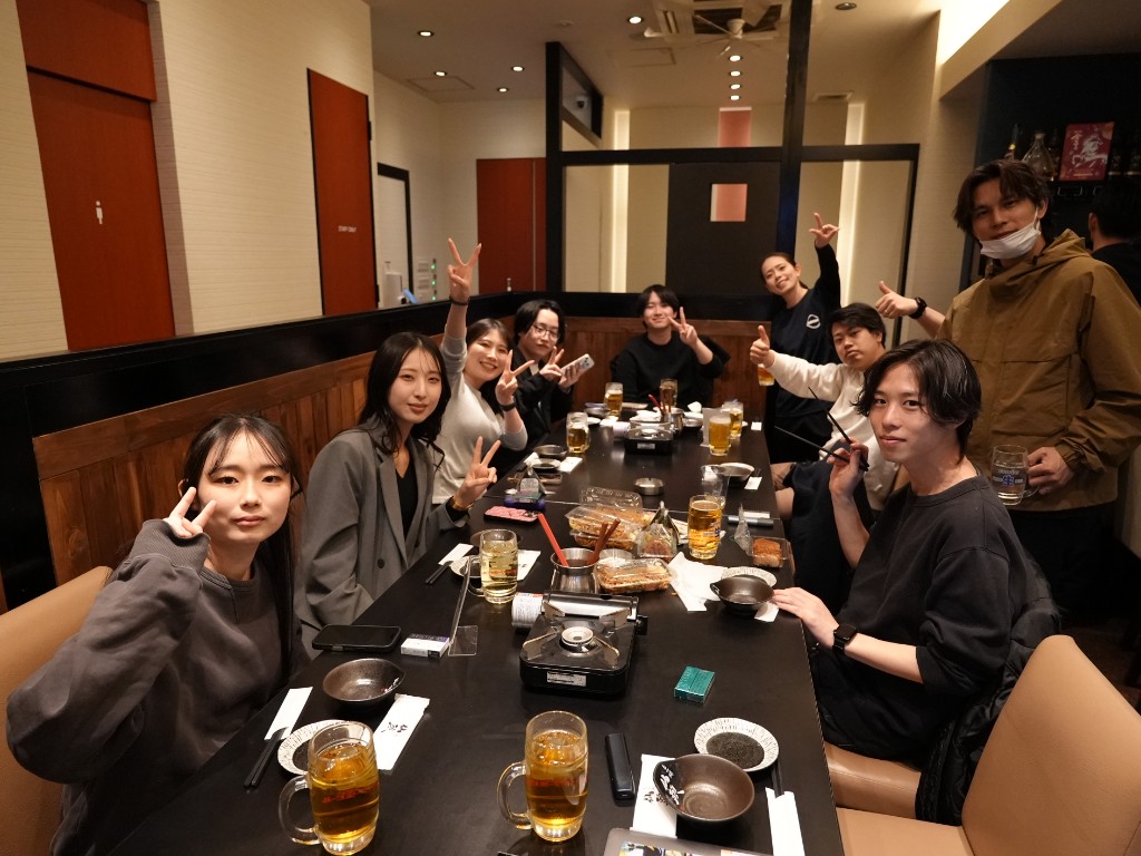 食事会に参加するメンバー