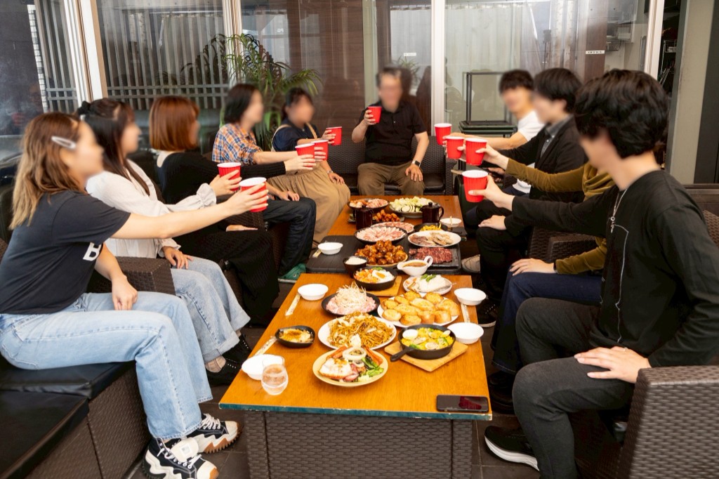 宴会・パーティーで乾杯する様子