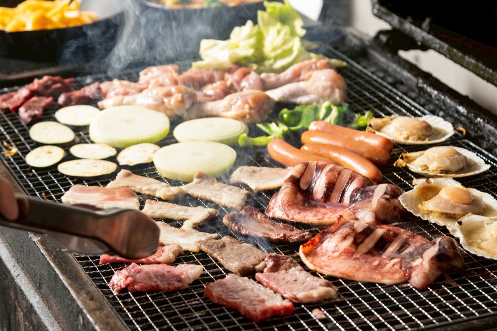 BBQグリルで焼く肉・野菜・海鮮